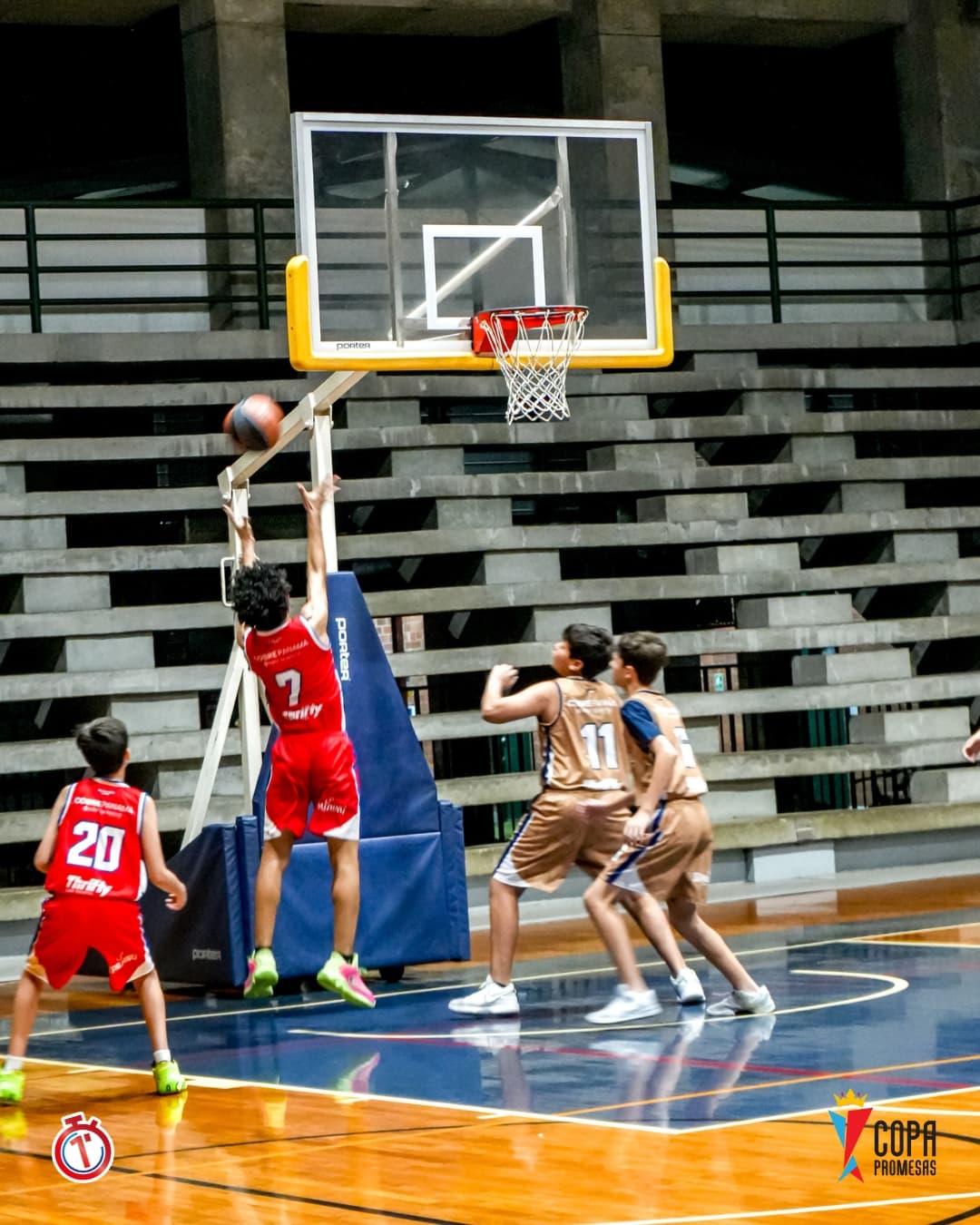 AIP Fighting Owls vs CBP Wildcats — foto 1